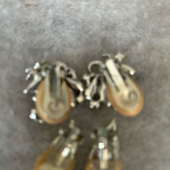 2 Pairs Vintage Solver Tone Clip On Earrings - Picture 5 of 6